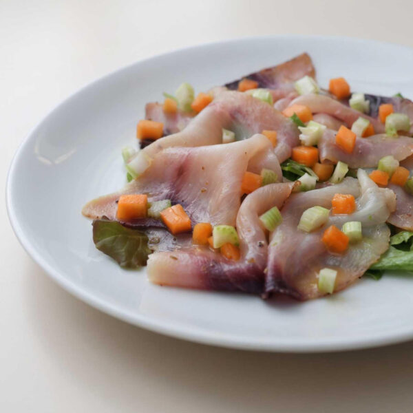 Carpaccio di spada marinato alle erbe, con sedano e melone.